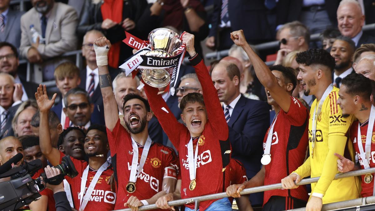 Los jugadores del United alzan la FA Cup