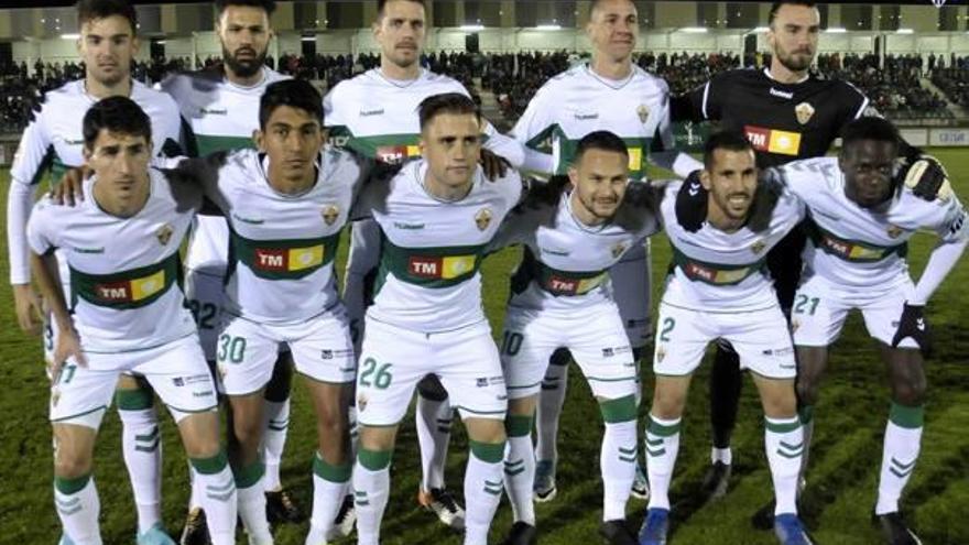 Once inicial que presentó el Elche en Segovia con los debutantes San Román, César y Alberto.