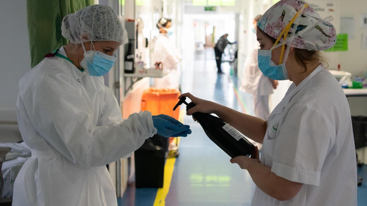 Metges de l&#039;Hospital Clínic treballen durant la pandèmia de covid-19.