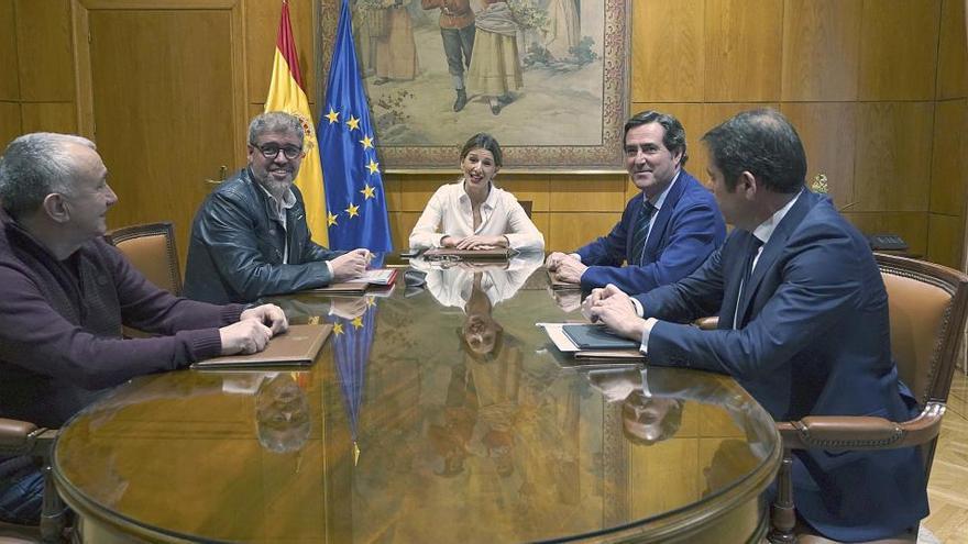 Yolanda Díaz junto a agentes sociales y sindicatos.