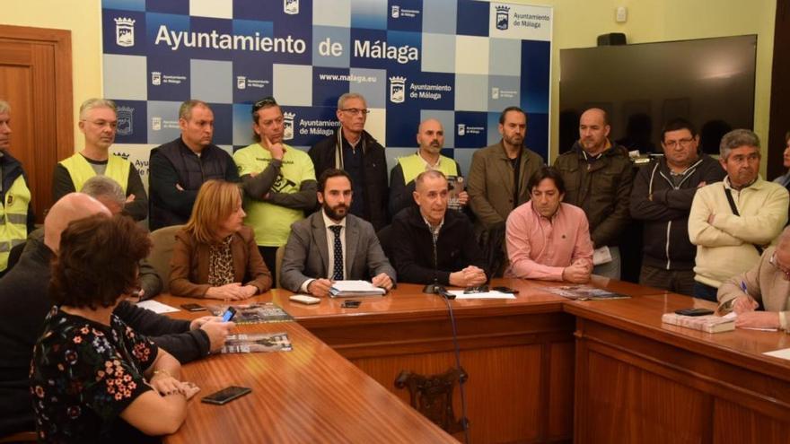 El portavoz del PSOE, junto al presidente del comité de Limasa y al portavoz de Bomberos.