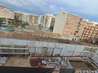 Frenan la instalación de una piscina 'turística' que pretendía sobrevolar una escoleta histórica en Patraix