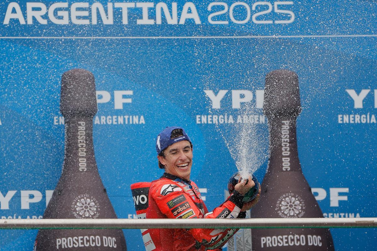AME9759. SANTIAGO DEL ESTERO (ARGENTINA), 16/03/2025.- El español Marc Márquez, de Ducati Lenovo, celebra desde el podio al ganar del Gran Premio de Argentina de MotoGP 2025 este domingo, en el Circuito de Termas de Rio Hondo en Santiago del Estero (Argentina). EFE/ Juan Ignacio Roncoroni