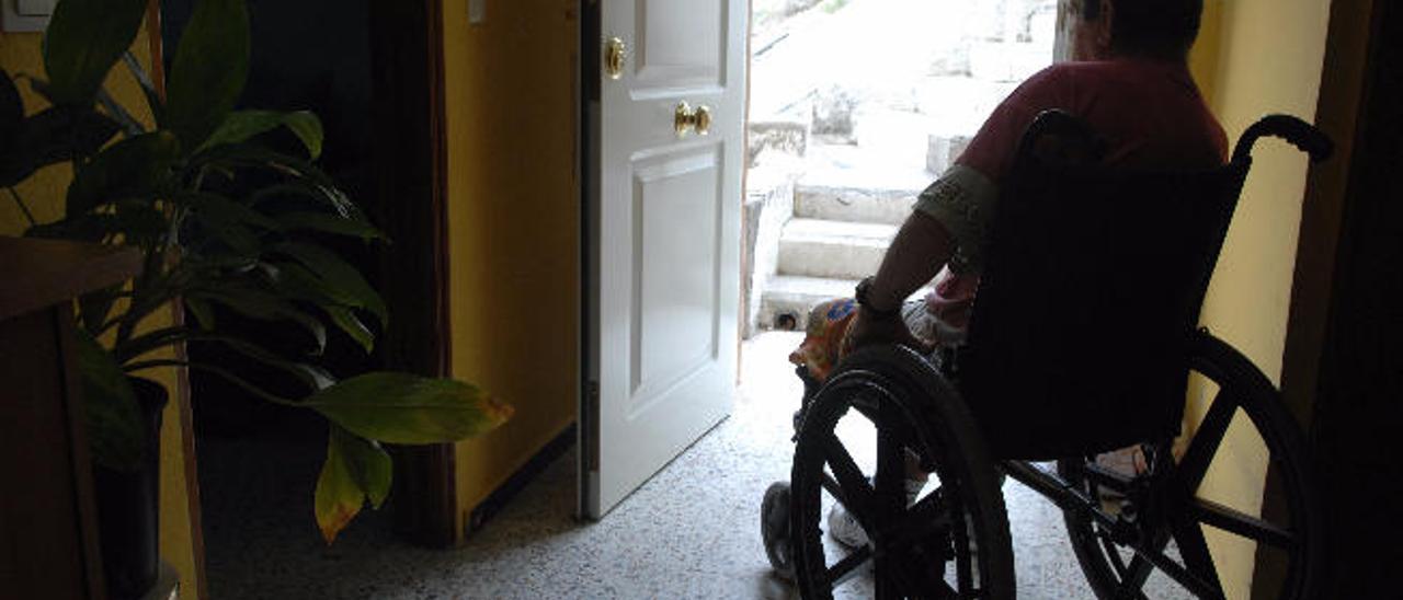 Una persona en silla de ruedas en su domicilio.