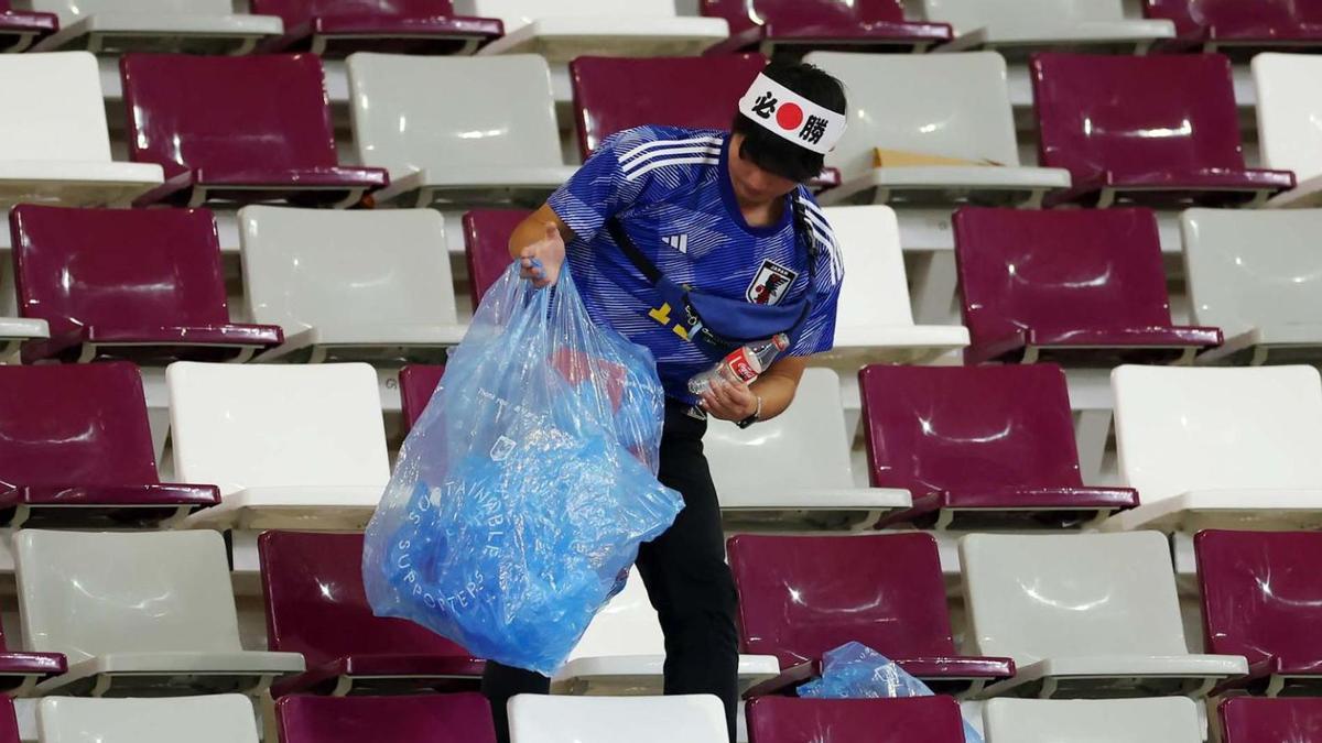 Aficionados japoneses limpian el estadio al acabar los partidos del Mundial de Qatar