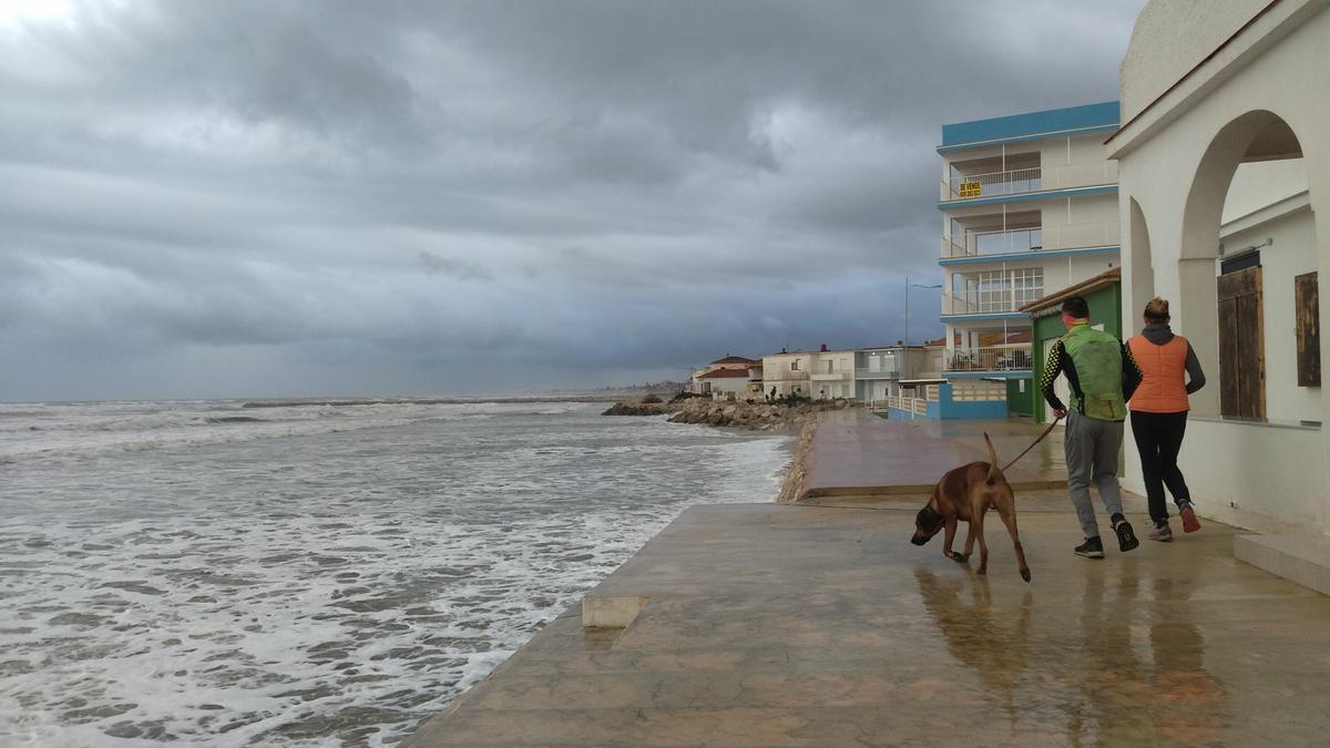 Las olas, sobre el paseo en Dénia.