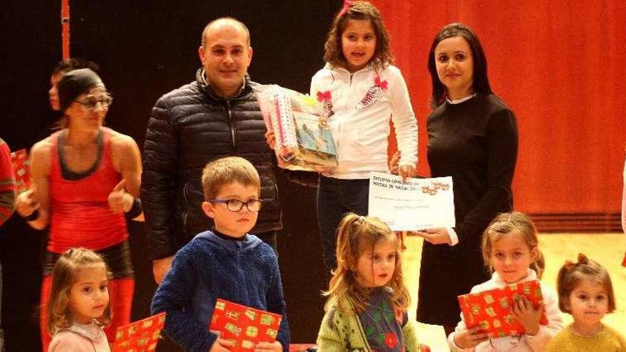 La ganadora más joven, Ainara Piñeiro, portando el diploma. // D.P.