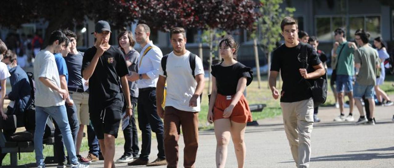 Varios estudiantes, estas semanas, en el campus San Francisco de Zaragoza.