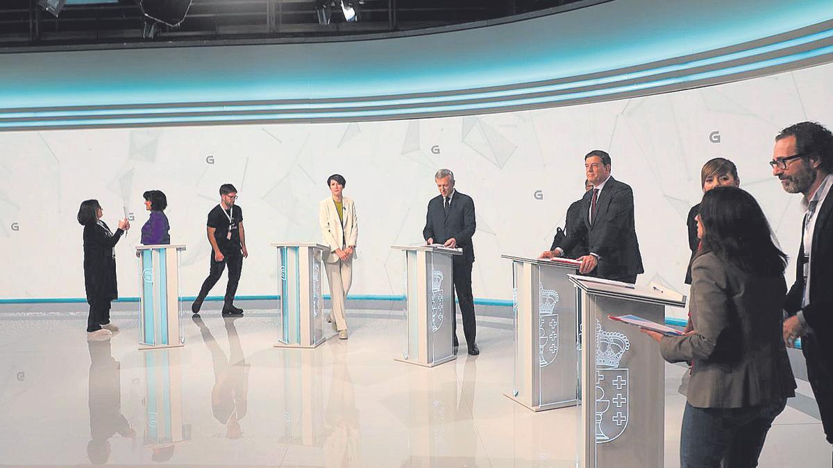 Candidatos, asesores y trabajadores de la TVG, minutos antes de empezar el debate.