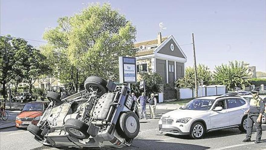 Un aparatoso vuelco se salda con un herido leve