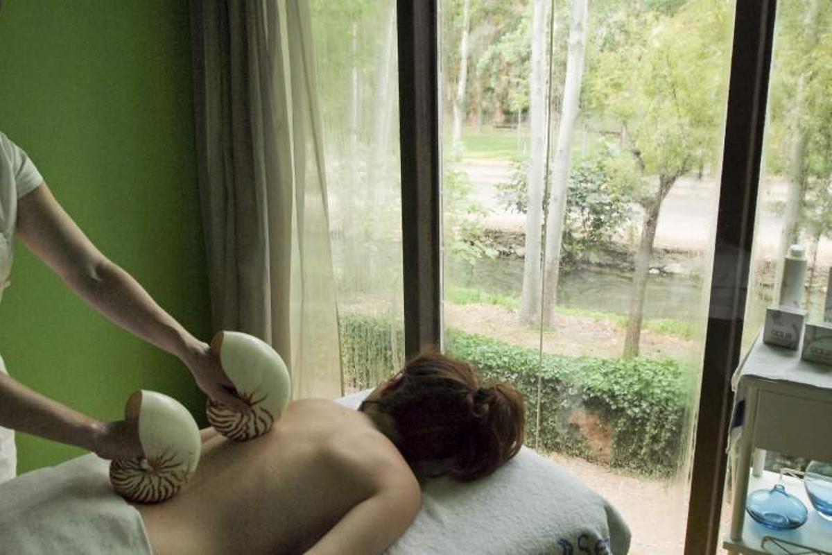 Una mujer se somete a un masaje relajante en el Balneario de Sicilia