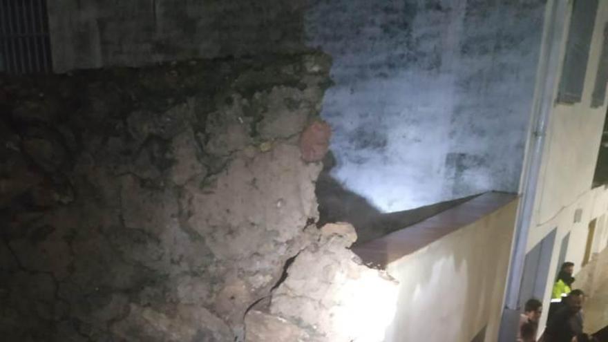 El temporal derriba un muro en la UVA de Badajoz