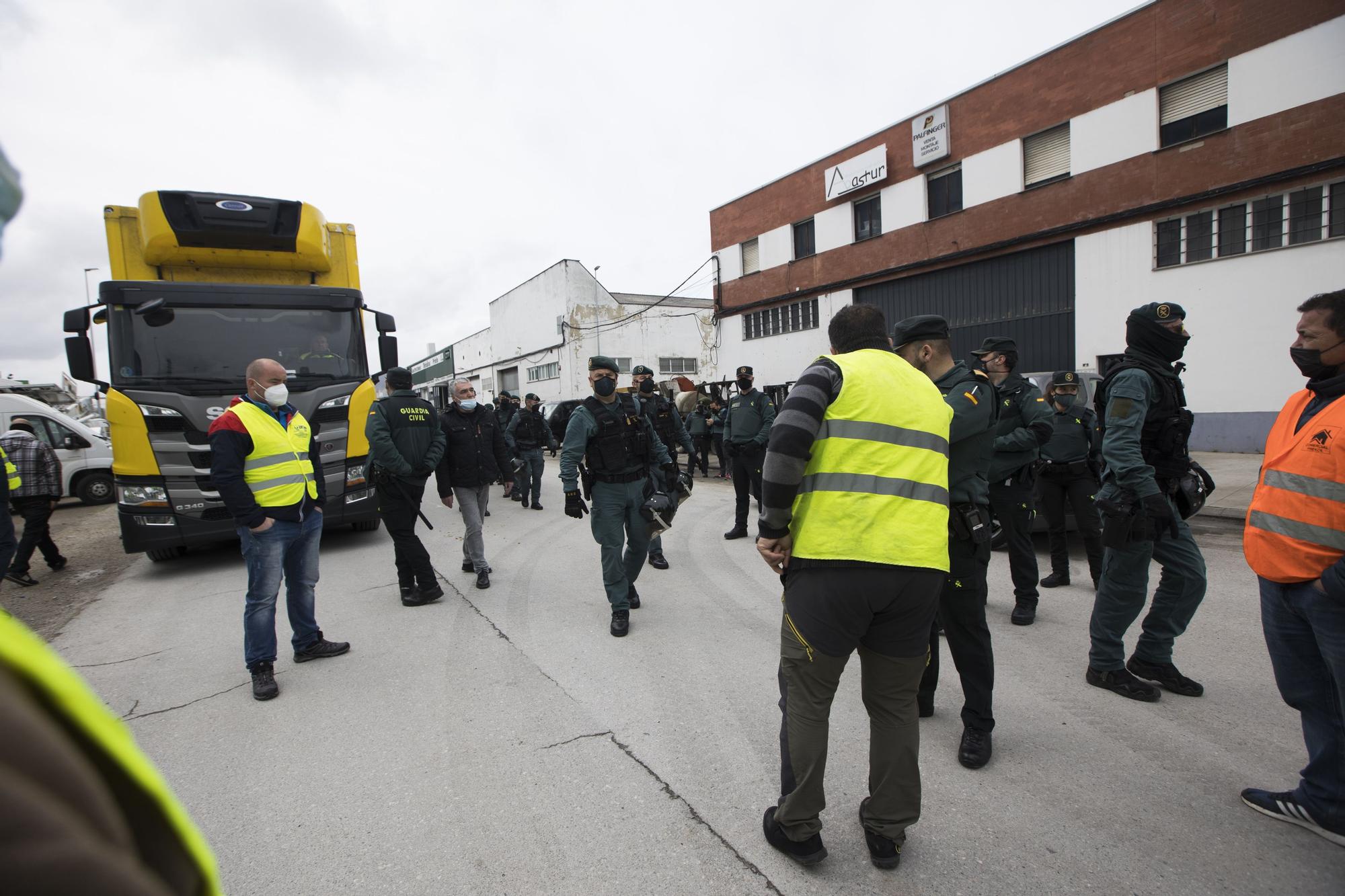 EN IMÁGENES: así está siendo el paro del transporte en Asturias