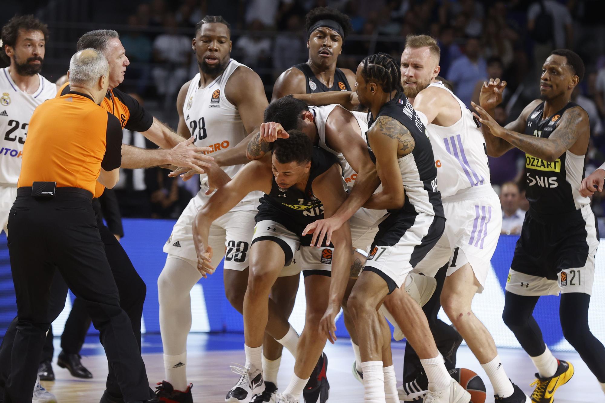 La pelea entre los jugadores del Real Madrid y el Partizán, en imágenes