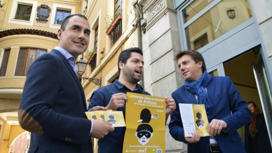 Por la izquierda, David González, Rubén Rosón y José Luis Álvarez Almeida con el cartel del menú