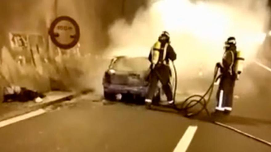 Cierran la autovía del Huerna por un coche incendiado dentro de un túnel