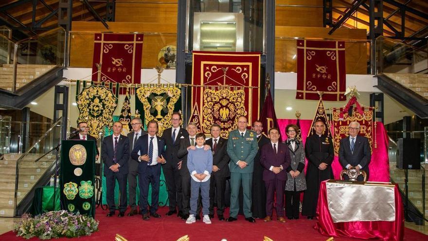 El Prendimiento de Orihuela entrega su guion al director de la Academia de la Guardia Civil