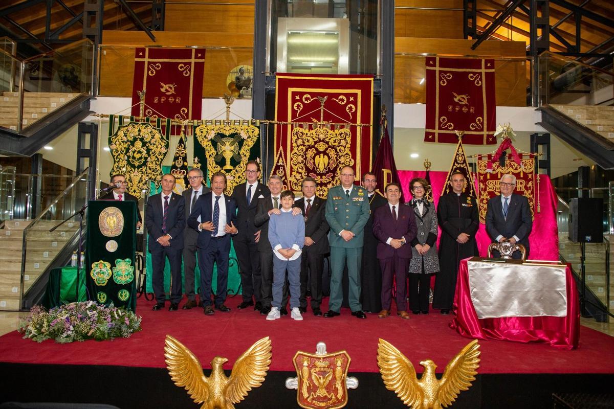 Acto de entrega del guion de la hermandad en La Lonja