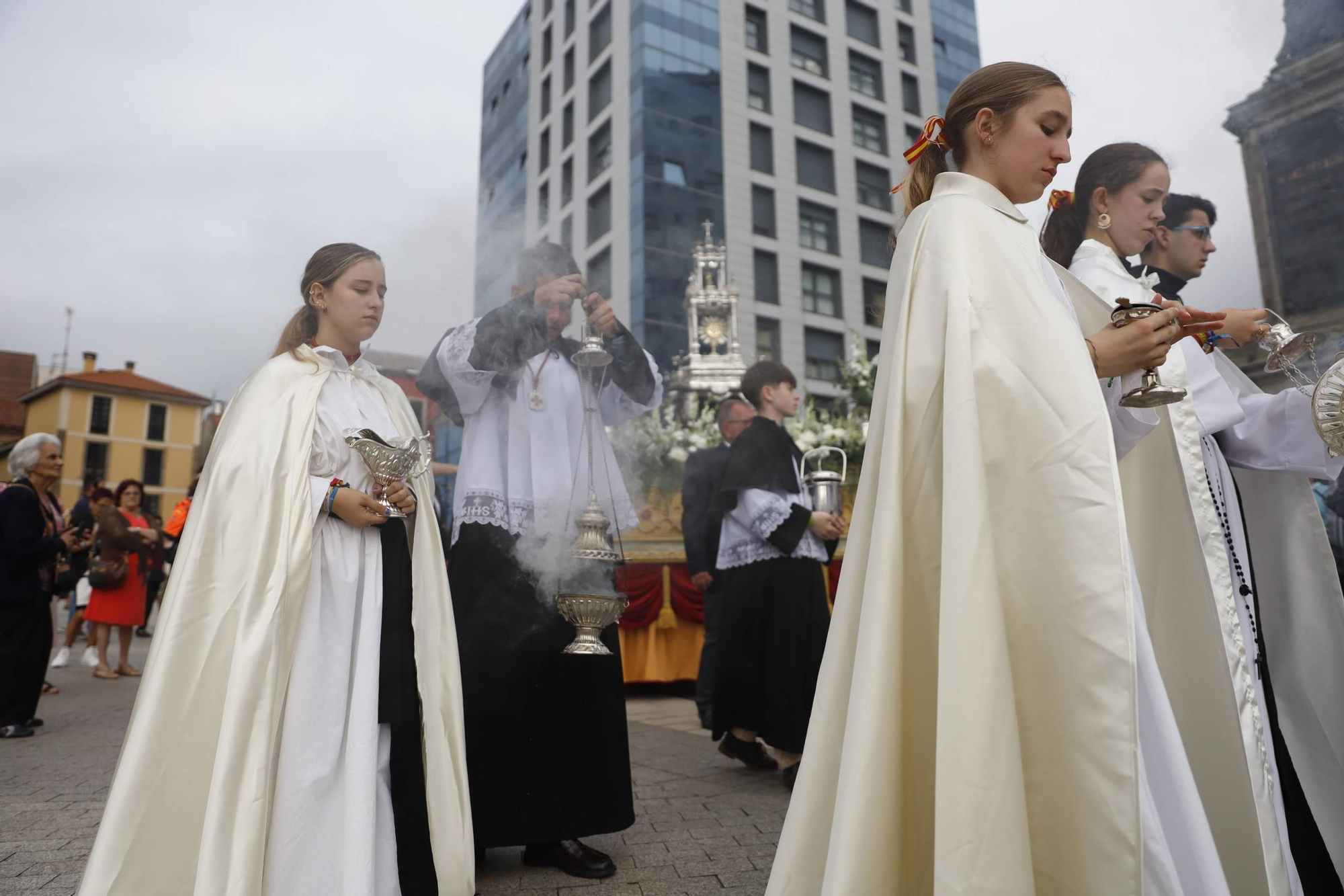 Pétalos, incienso, niños... así fue la procesión del Corpus Christi en Gijón (en imágenes)