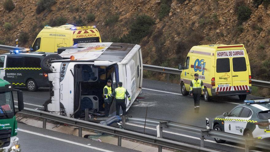 Los afectados por el accidente de autobús de la A7 aguardan en el área de servicio de Santomera