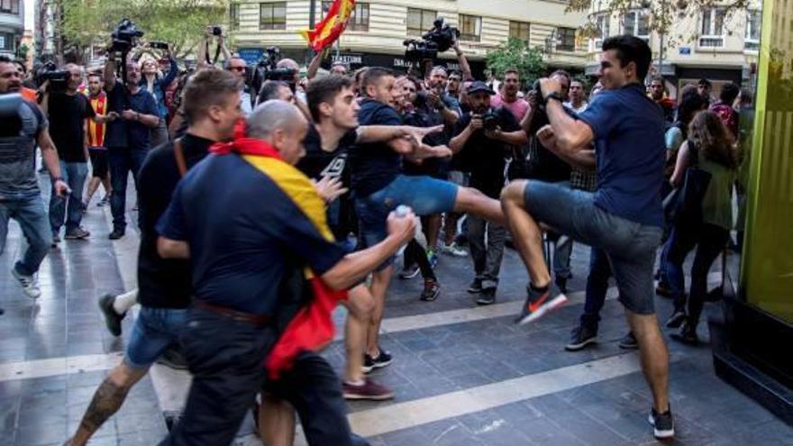 Grupos de ultraderecha intentaron frenar la manifestación valencianista del 9 d&#039;Octubre.