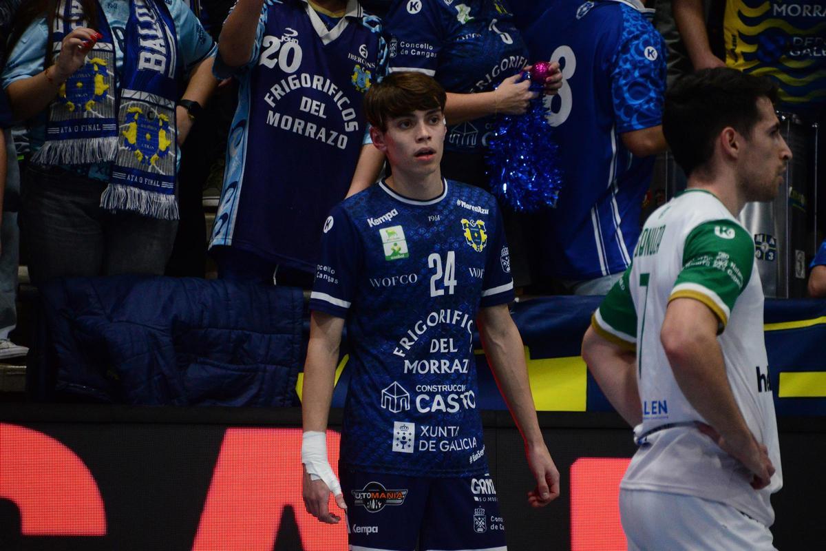 El jugador lalinense en un momento del partido ante el Anaitasuna.