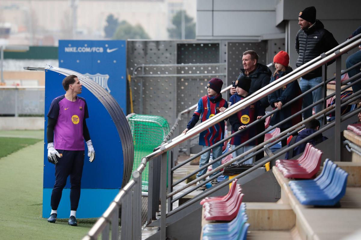 Wojciech Szczesny habla con unos aficionados al salir al campo de entrenamiento.