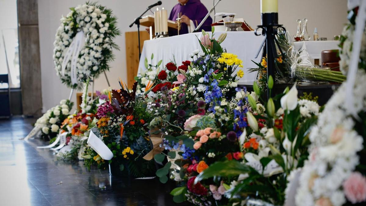 Unas doscientas personas han acompañado a la familia de Pérez Latorre en el funeral.
