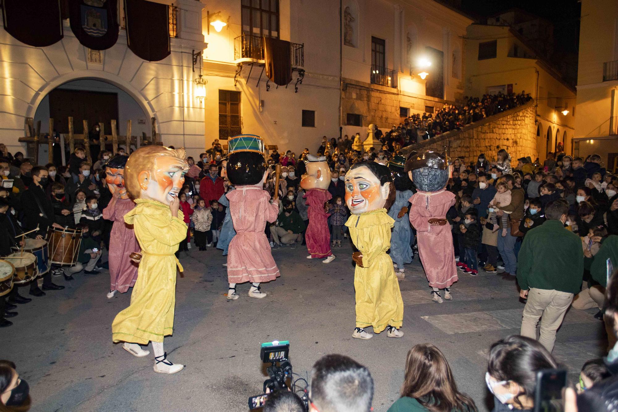 Ontinyent se vuelca en la "retreta" y el desfile de "Gegants i Cabets" por las fiestas de la Purísima