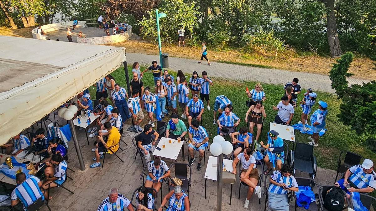 Argentinos animando a la selección albiceleste en las semifinales frente a Inglaterra