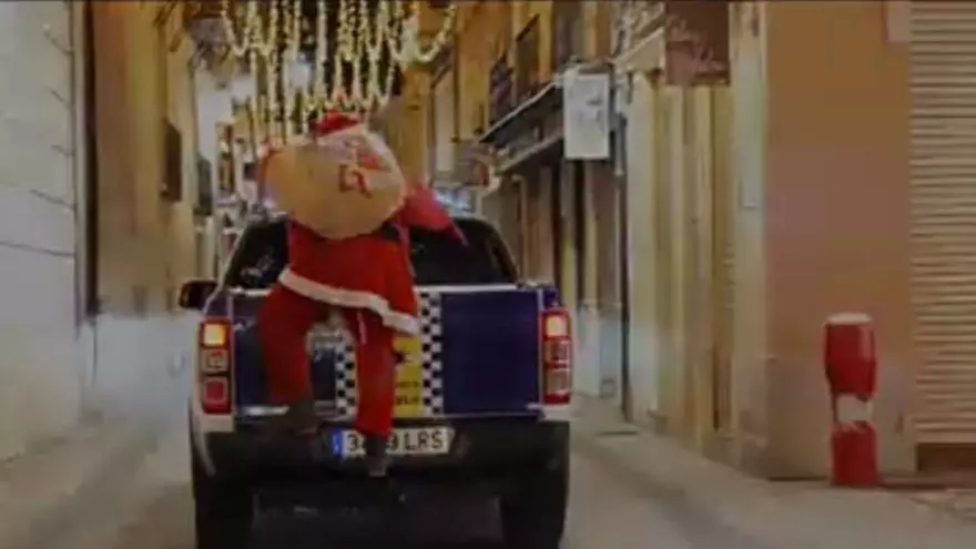 La Policía Local de Orihuela en misión especial: ayudar a Papá Noel