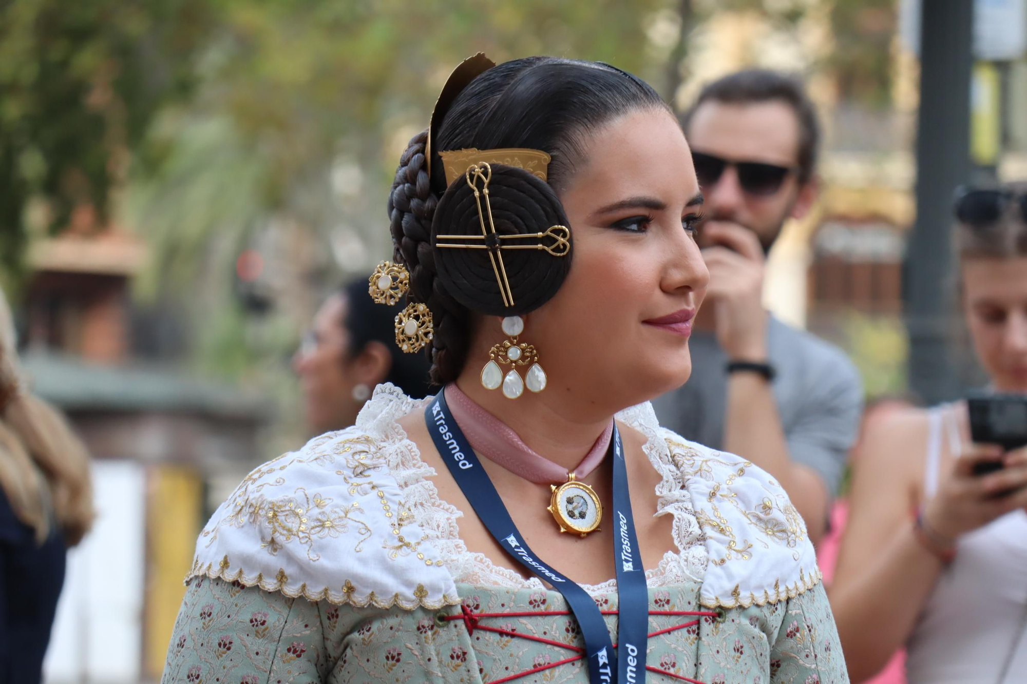 Concentración fallera en la Plaza del Ayuntamiento con las candidatas a FMV2025