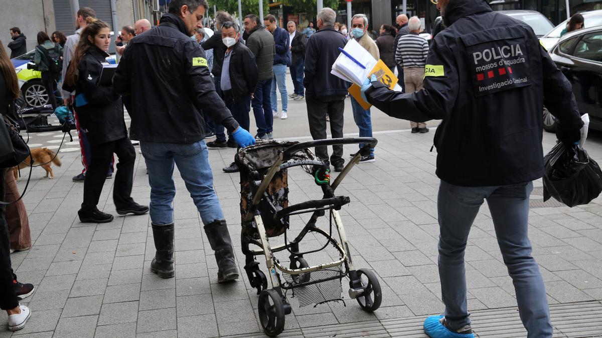 Los mossos se llevan un cochecito de bebe, quemado en la finca