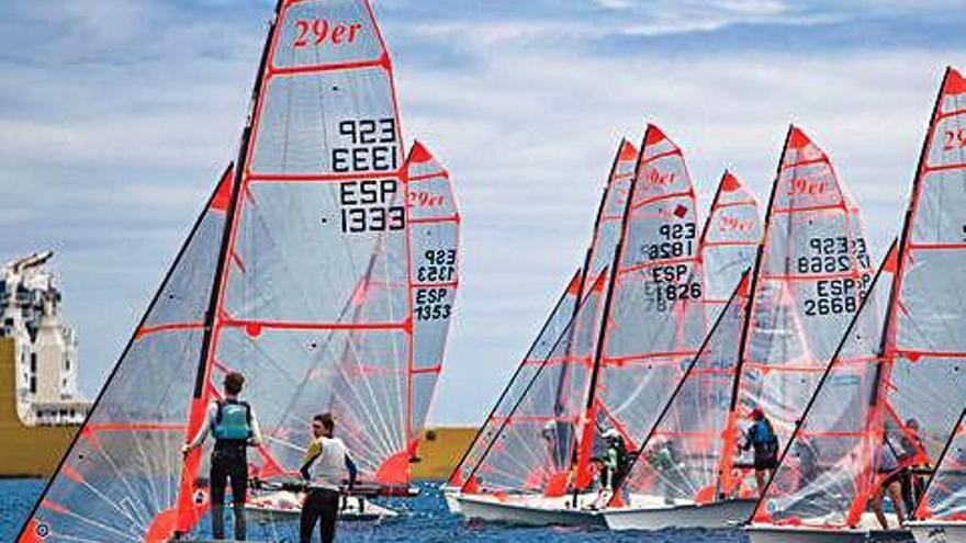 La flota de 29er, ayer en la bahía de Las Palmas de Gran Canaria.