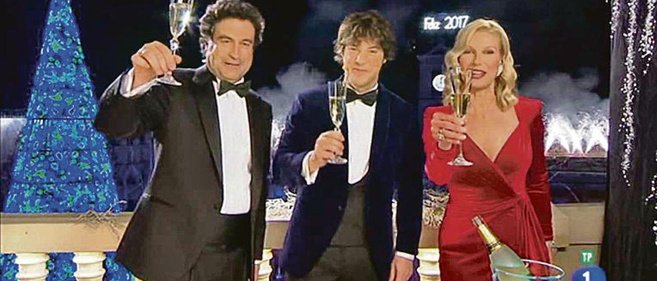 Pepe Rodríguez, Jordi Cruz y Anne Igartiburu dando las campanadas en La 1 de tve. // RTVE