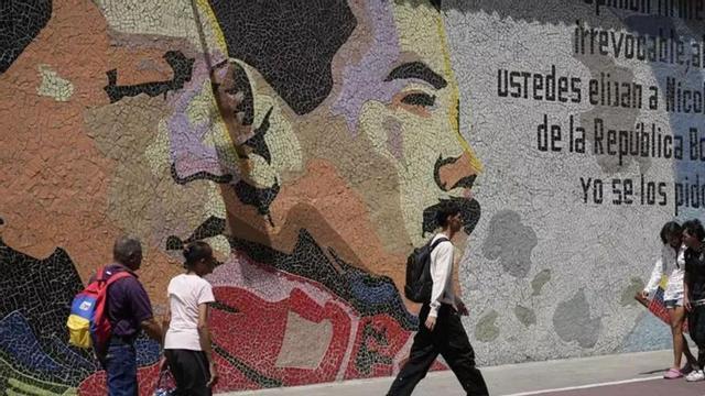 Mural d’Hugo Chávez i Nicolás Maduro a Caracas. | FERNANDO VERGARA / EFE