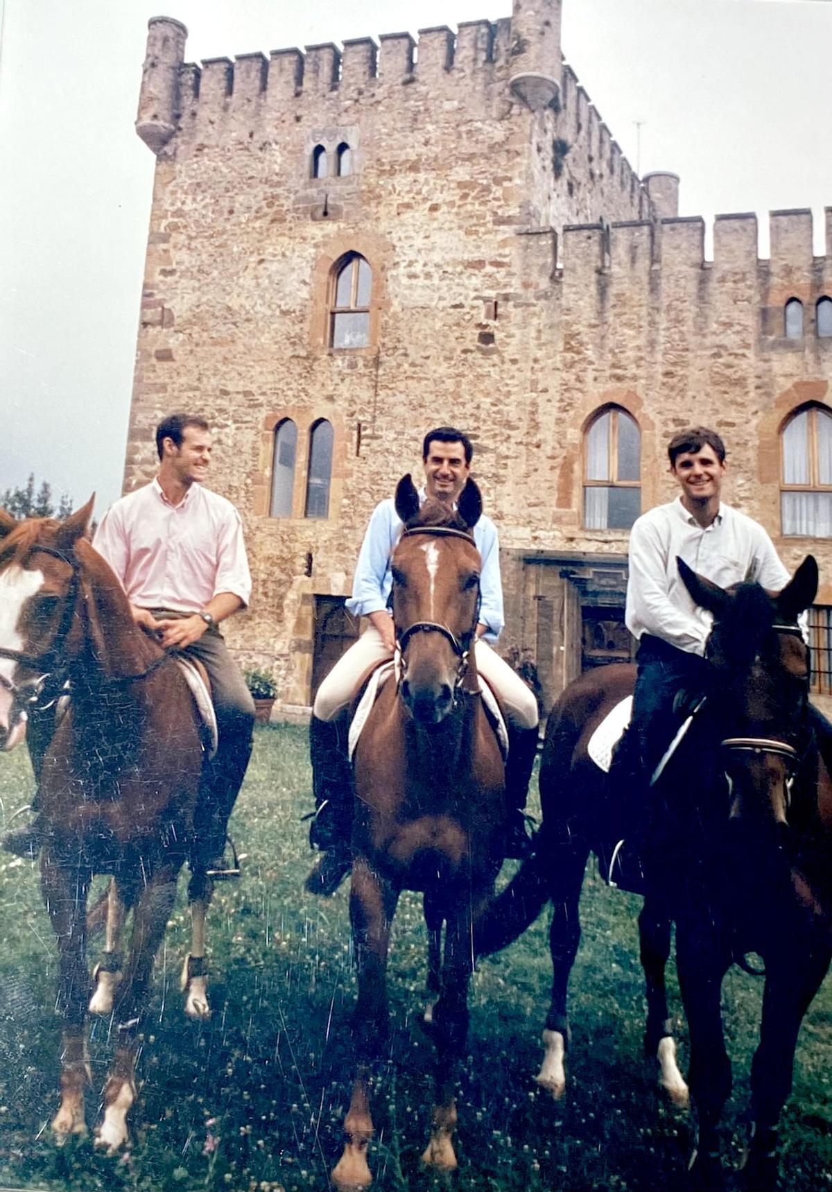 Stefan Djokovic, Víctor Tartiere y Vuk Djokovic, junto al castillo de San Cucao.