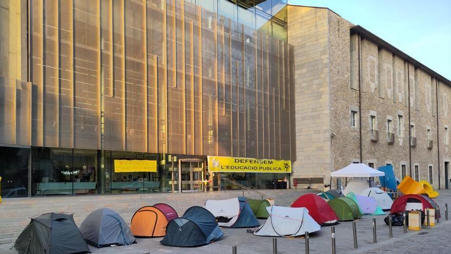 Una quarantena de docents passen la nit acampats davant la seu de la Generalitat a Girona