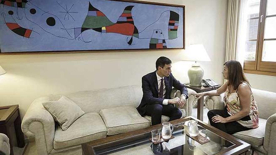 El presidente del Gobierno, Pedro SÃ¡nchez, en una reuniÃ³n con la presidenta Armengol en el Consolat del Mar.