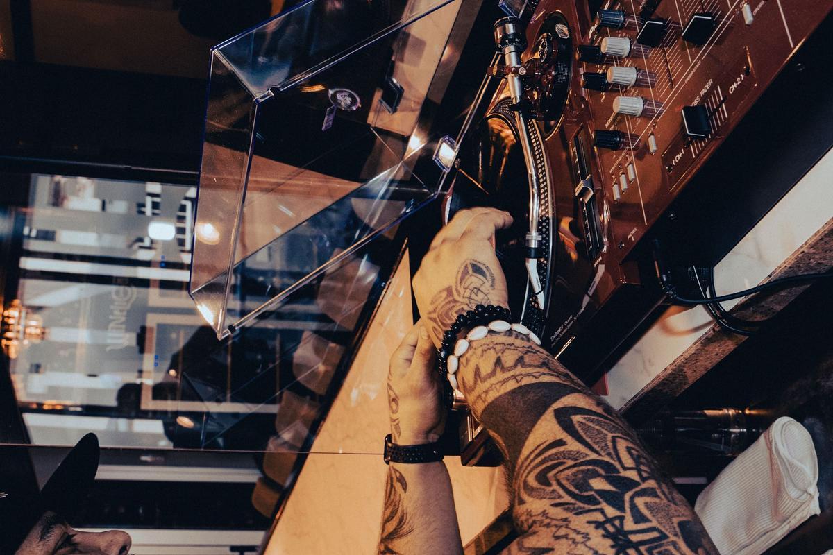 Los vinilos forman parte de la identidad del local.