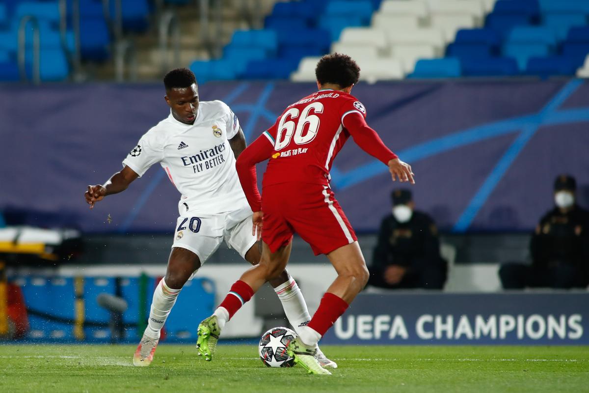 Vinicius intenta regatear a Alexander-Arnold en un Real Madrid-Liverpool.