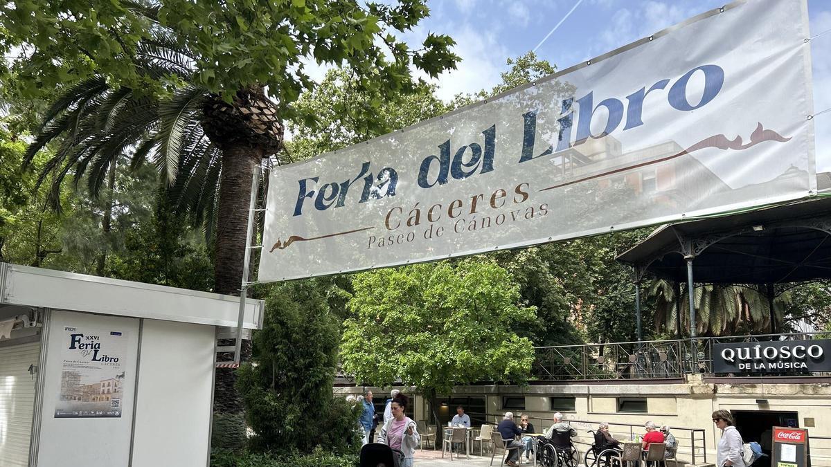 Fotogalería | Todo listo para el arranque de la Feria del Libro de Cáceres