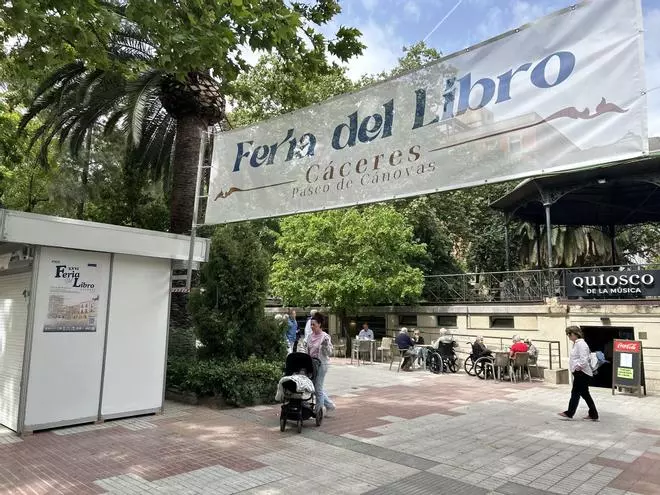Fotogalería | Todo listo para el arranque de la Feria del Libro de Cáceres