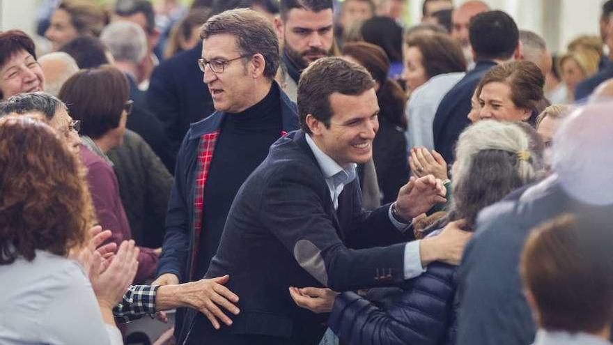 Feijóo y Casado saludando a simpatizantes que acudieron al mitin. // Óscar Corral