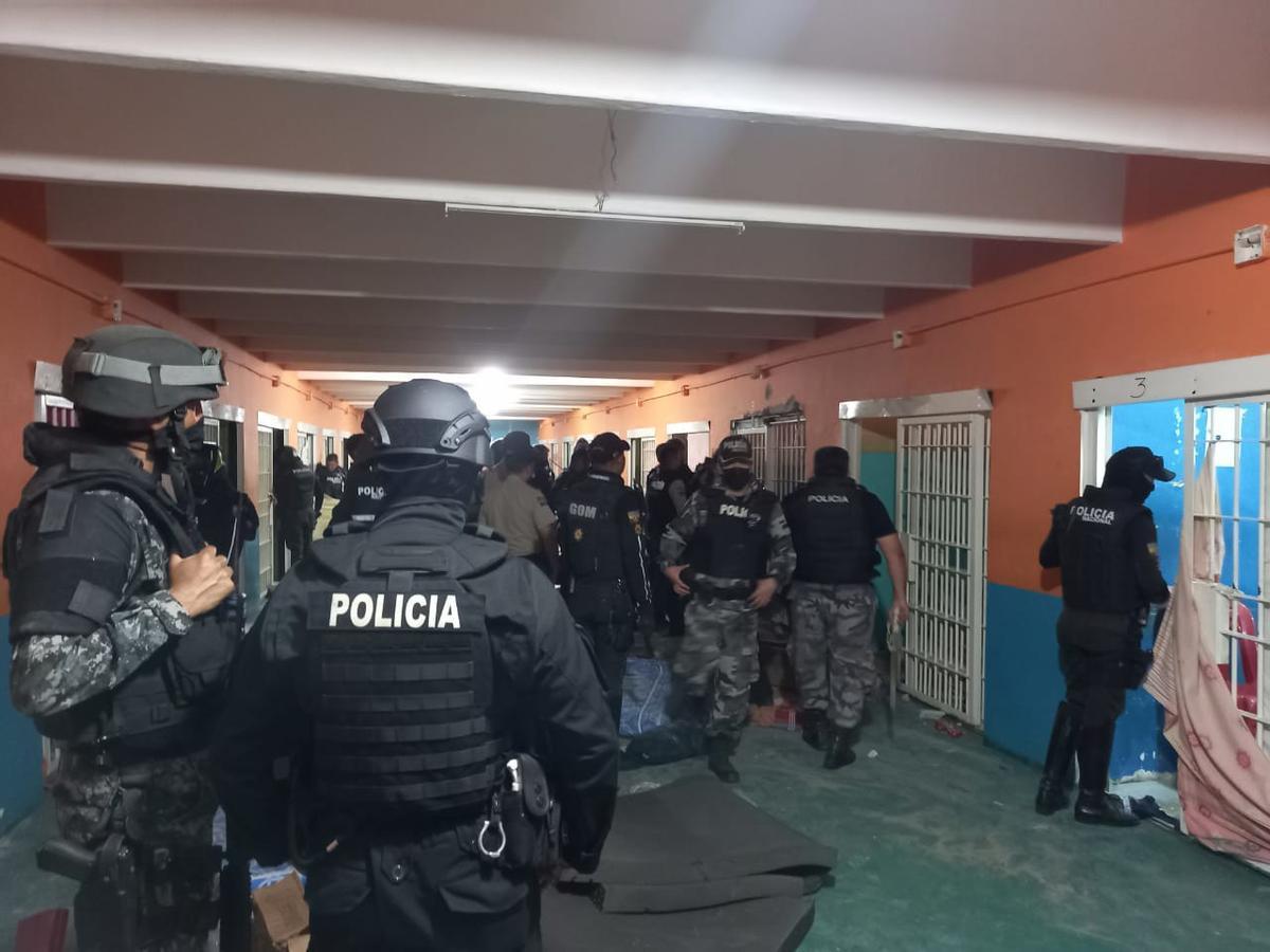 Policías armados en una prisión de Guayaquil (Ecuador) Policías armados en una prisión de Guayaquil (Ecuador)