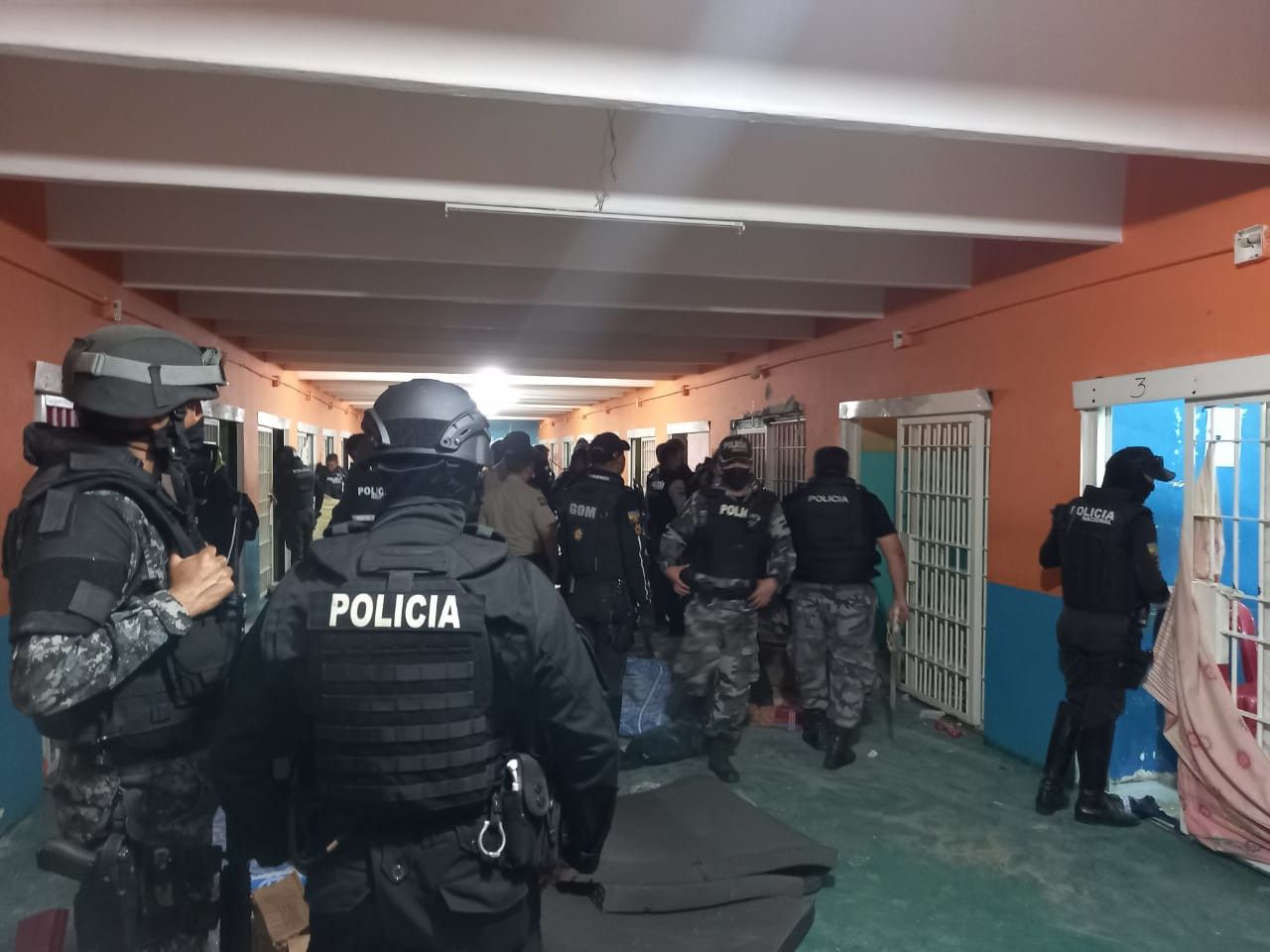 Policías armados en una prisión de Guayaquil (Ecuador)