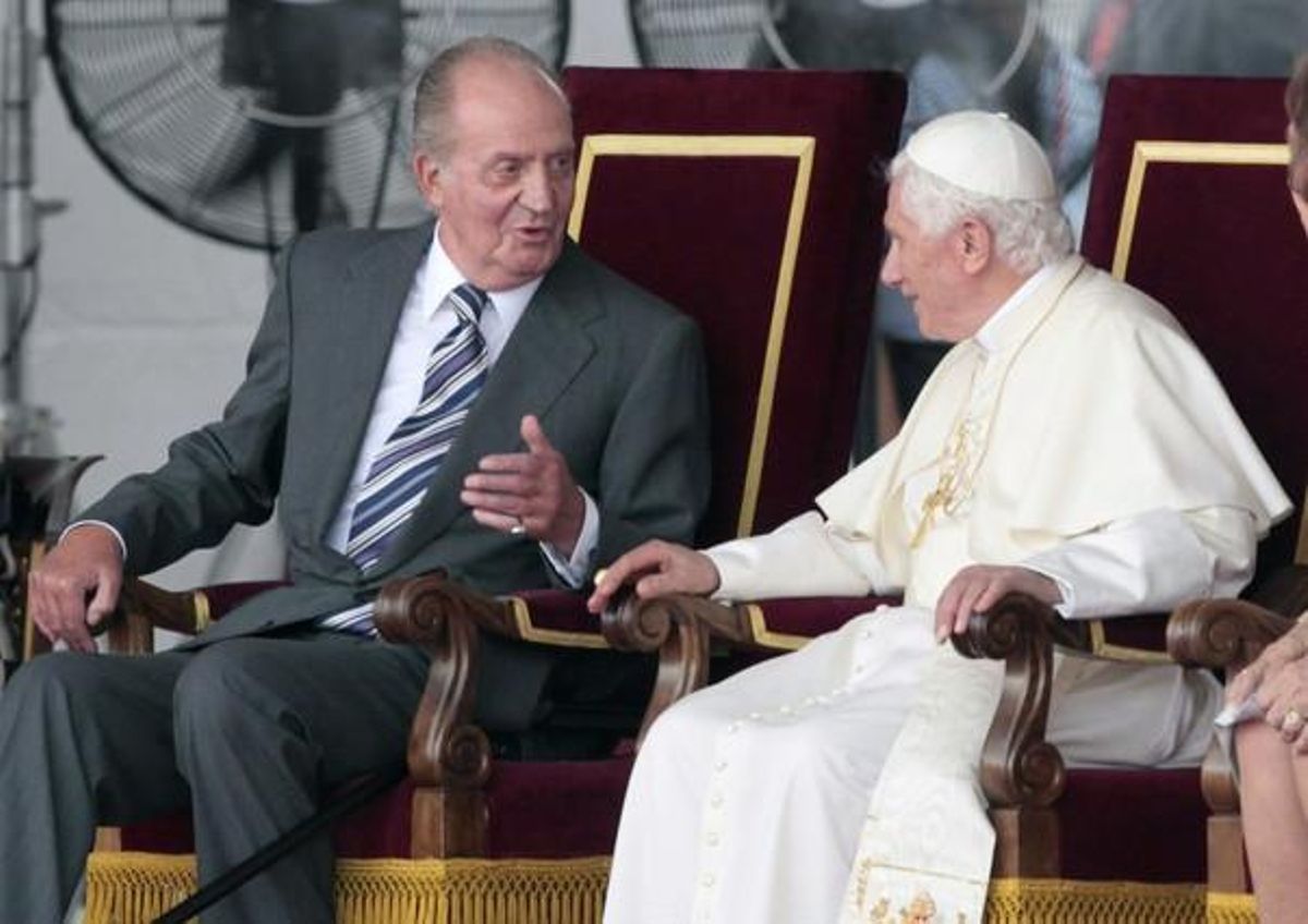 El rei Joan Carles conversa amb el papa Benet XVI durant la cerimònia de comiat a l’aeroport de Barajas.