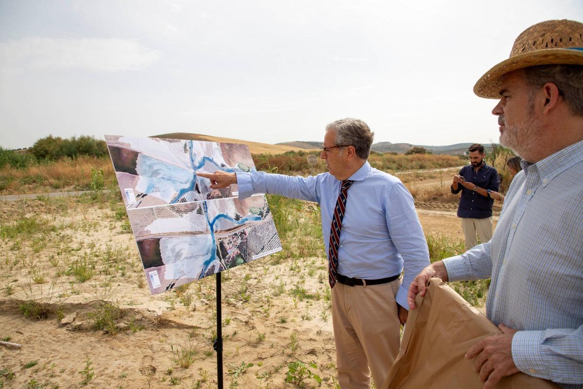 Salvador Fuentes en una visita a la zona afectada por el desbordamiento del arroyo Salado.