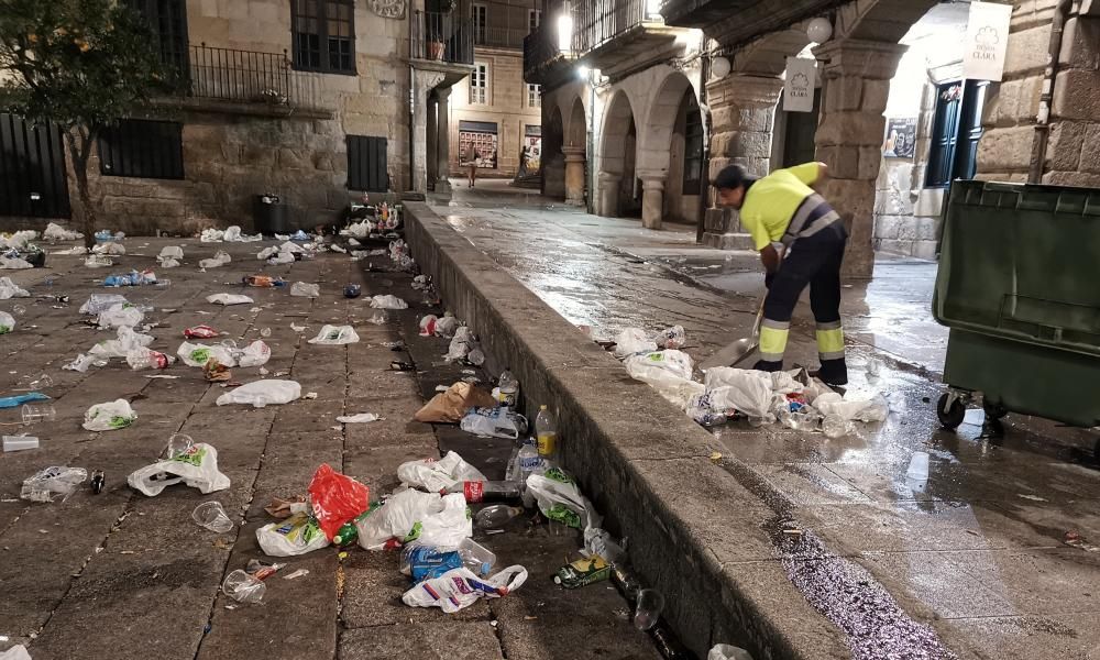 Las "peñas" de Pontevedra dejan un mar de basura y críticas