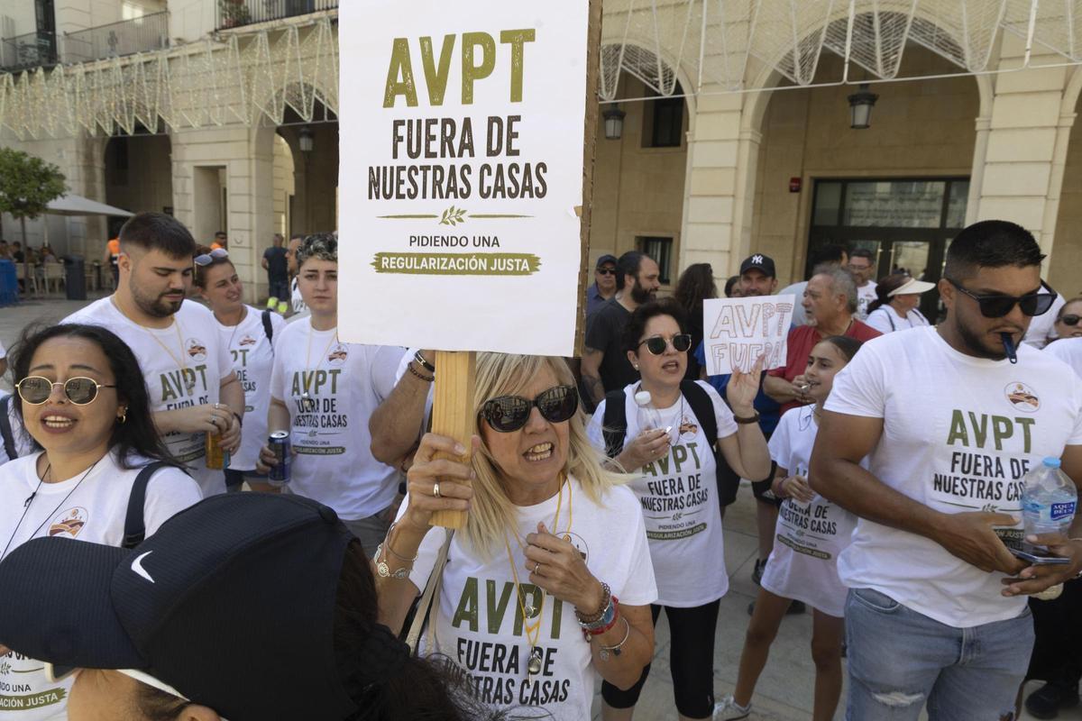 Protesta ante el Ayuntamiento de Alicante para legalizar las viviendas construidas en terreno rústico.